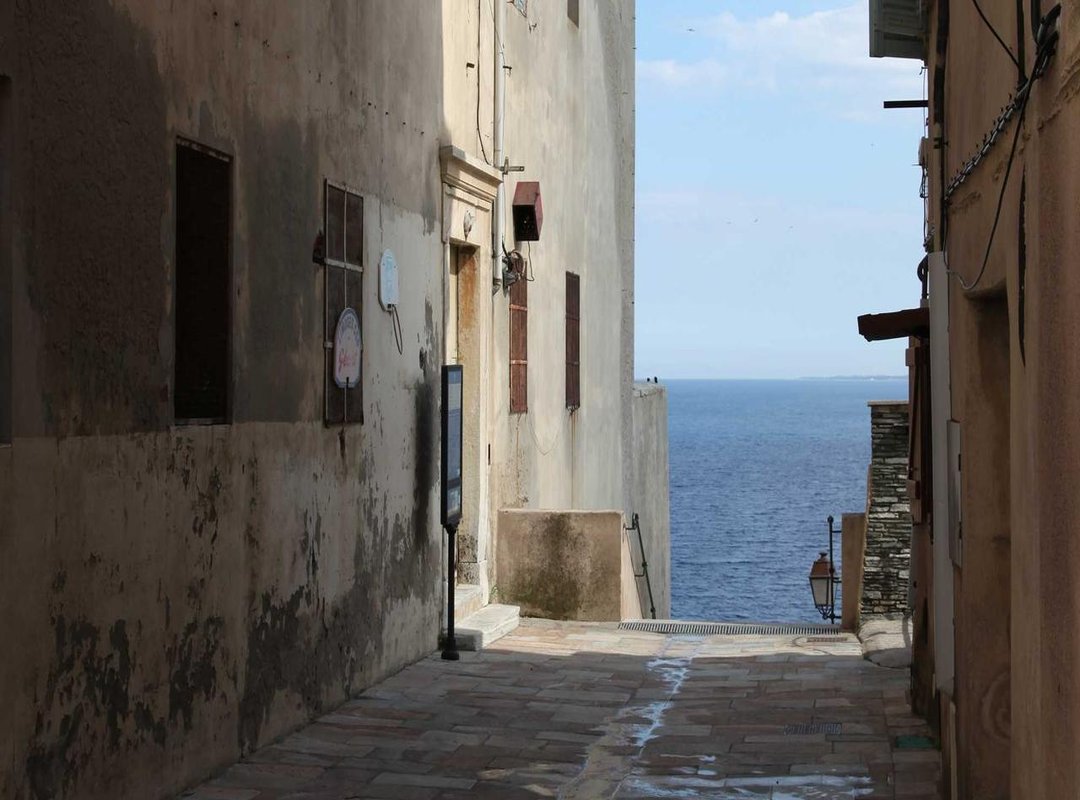 How to Implement a Hedging Strategy: Step-by-Step Guide